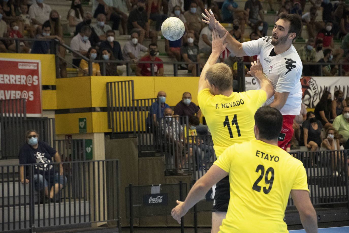 Jugada de un partido del Balonmano Nava durante un partido de pretemporada.