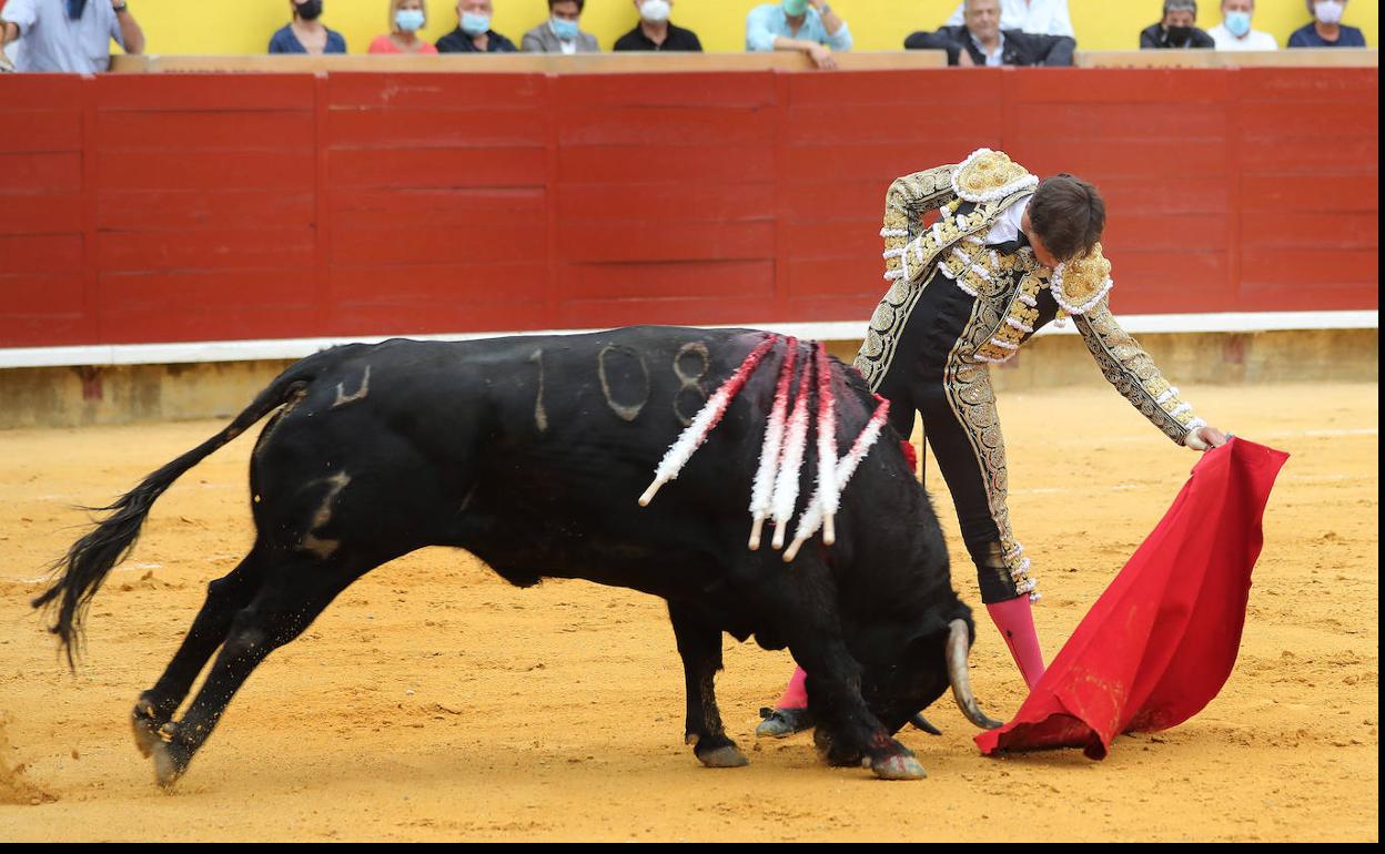 Andrés Roca Rey se estira en un natural.