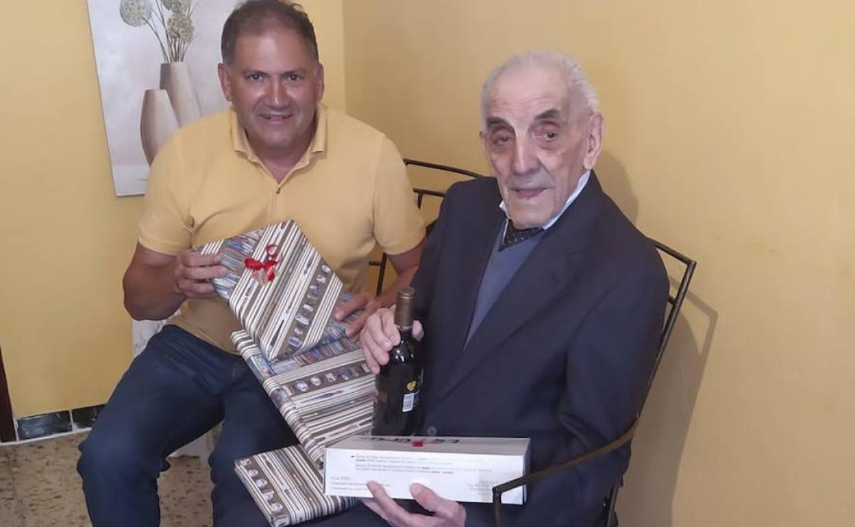 Florentino Cortés, a la derecha, junto al alcalde de Castromonte, Heliodoro de la Iglesia. 