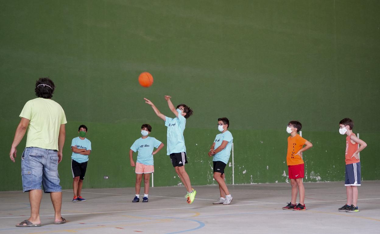 Varios niños practican deporte. 