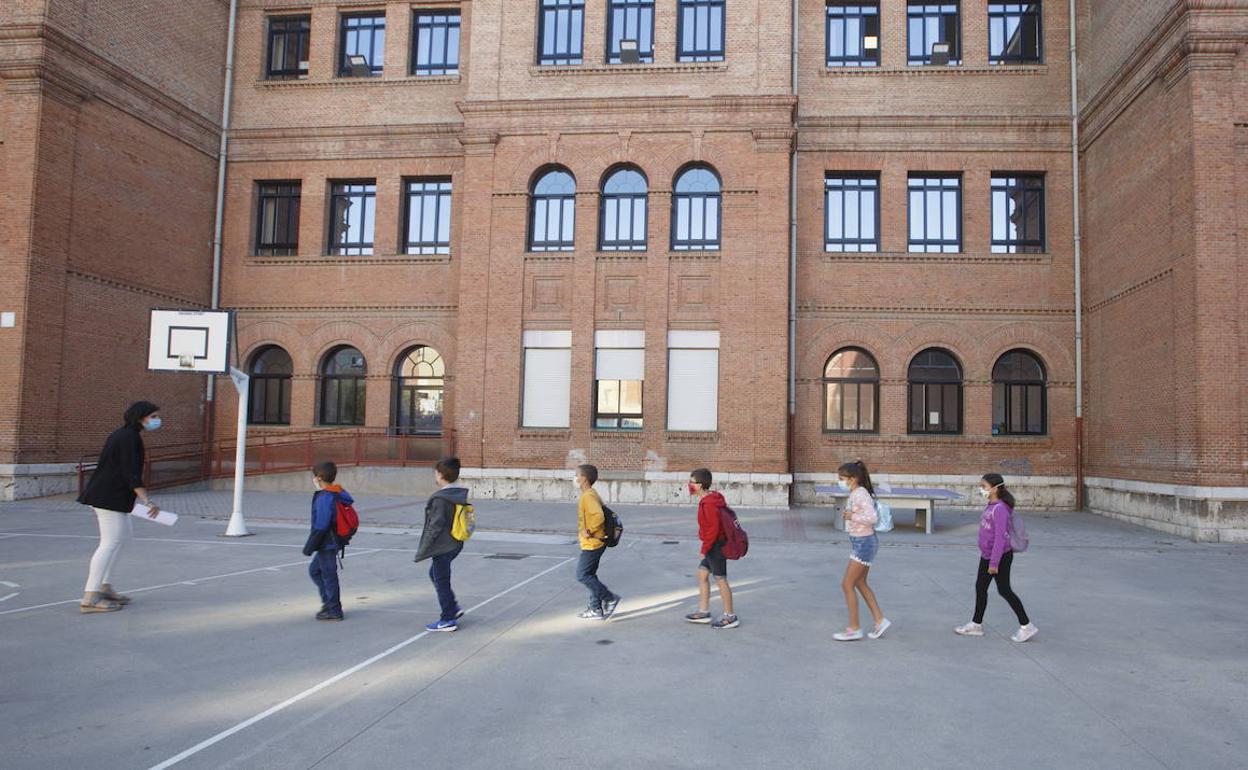 Una profesora y alumnos del colegio Ponce de León, en Valladolid capital, el curso pasado.