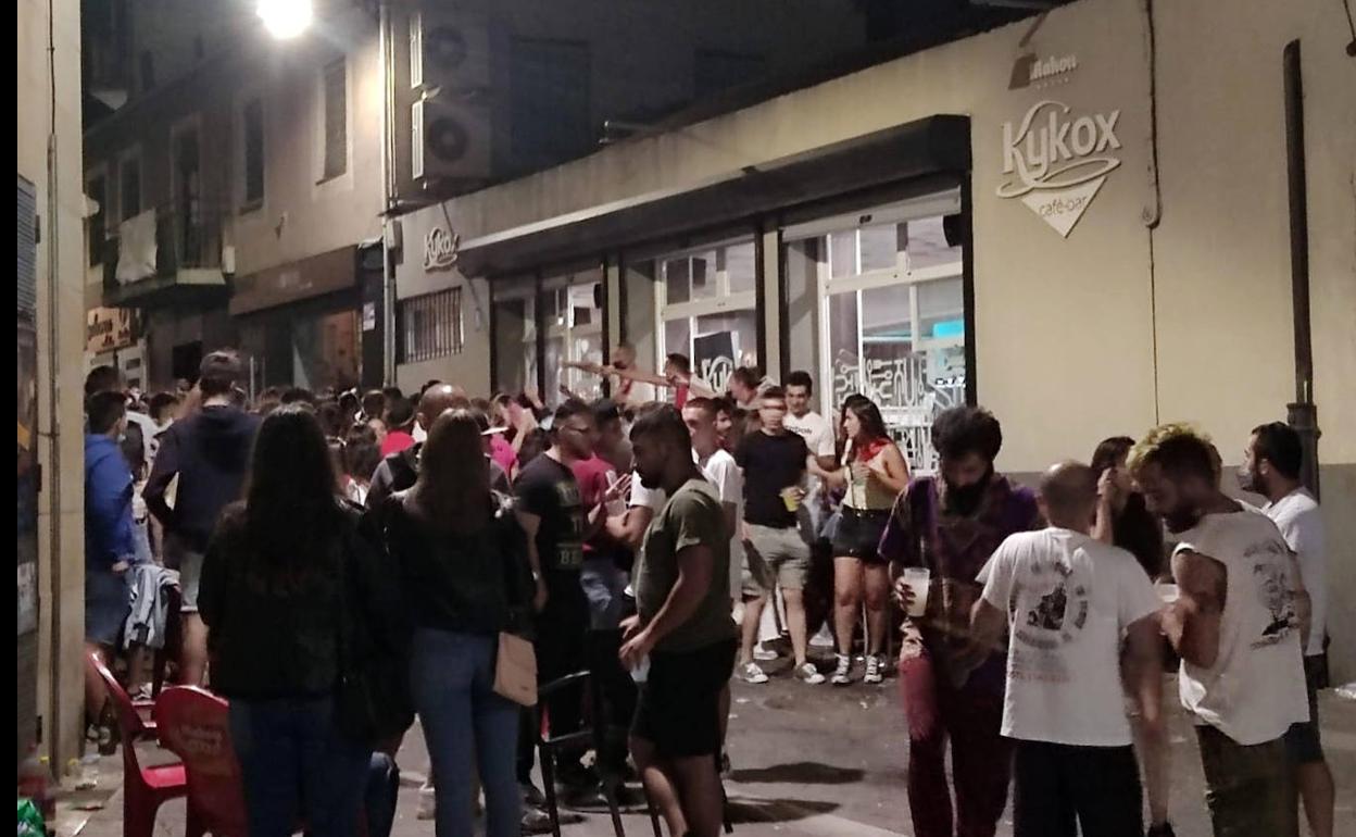 Concentración de personas en una de las calles de Cuéllar.