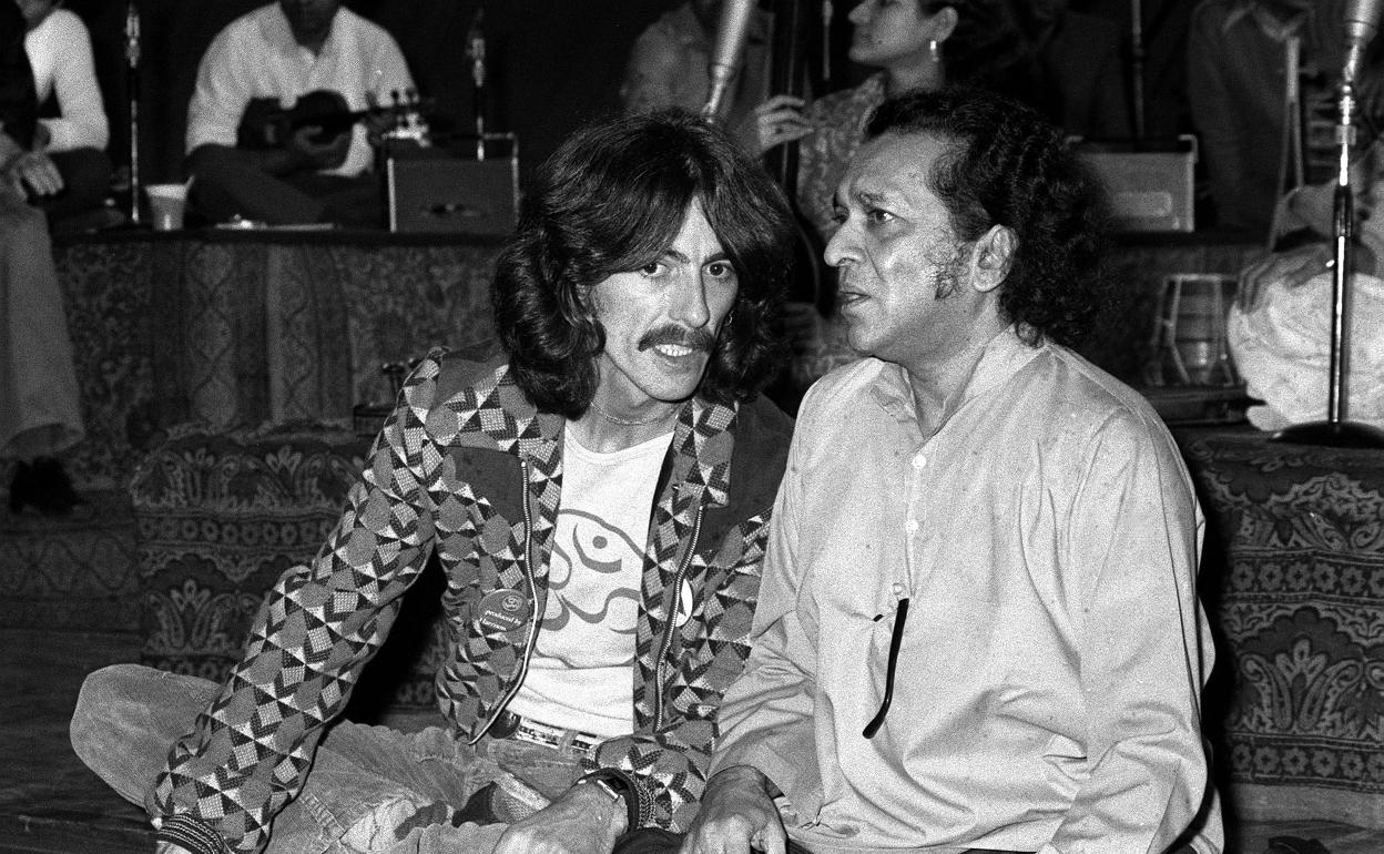 George Harrison y Ravi Shankar, en 1974. 