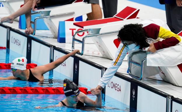 La nadadora burgalesa, ayudada segunos antes de la salida en una de las series en la piscina japonesa. 