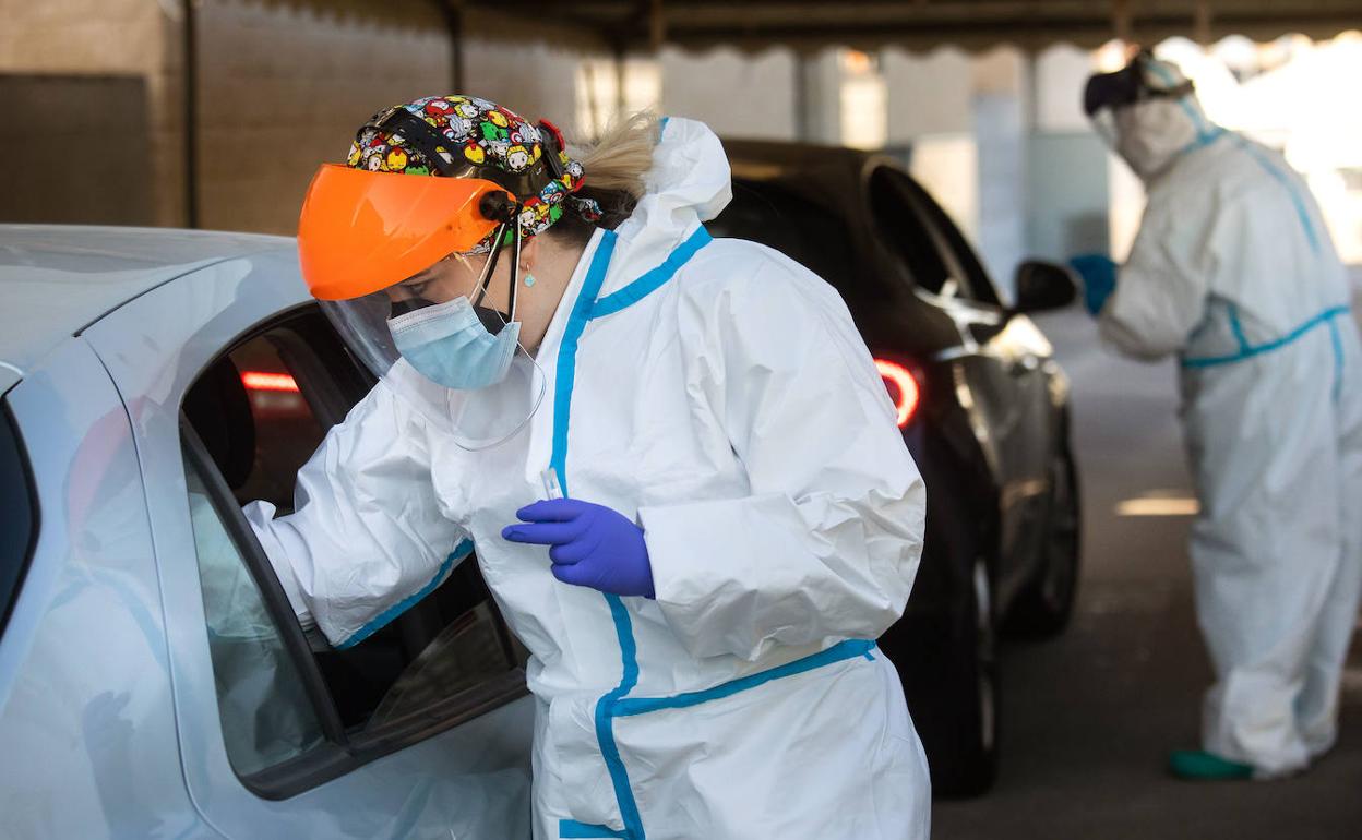 Pruebas PCR en el aparcamiento del centro de salud de Ciudad Rodrigo, en Salamanca. 