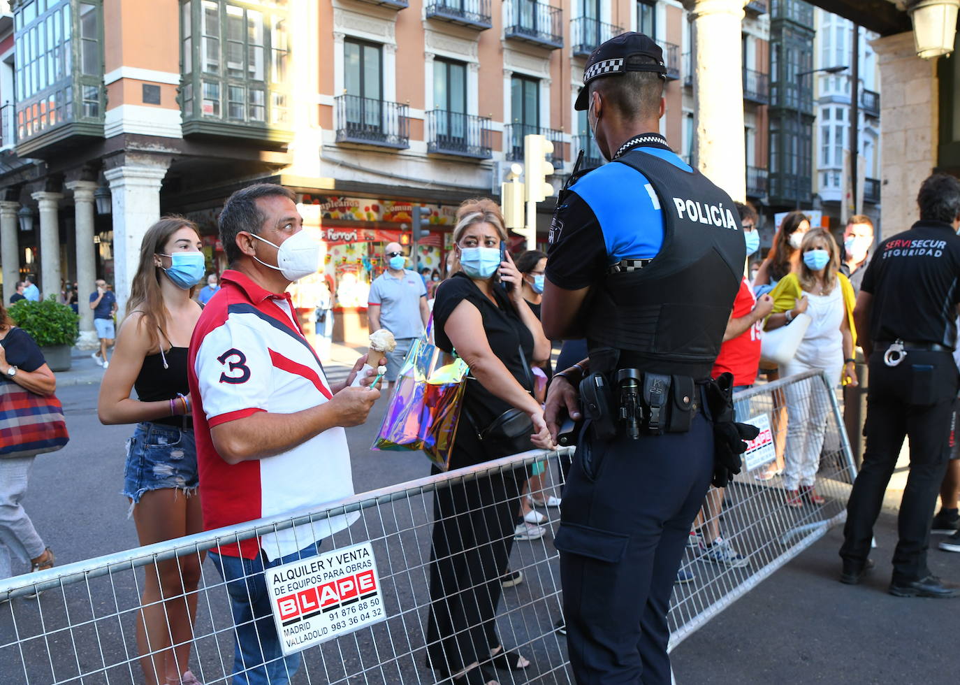 Fotos: Controles de accesos a la Plaza Mayor de Valladolid a propósito del pregón de Fiestas