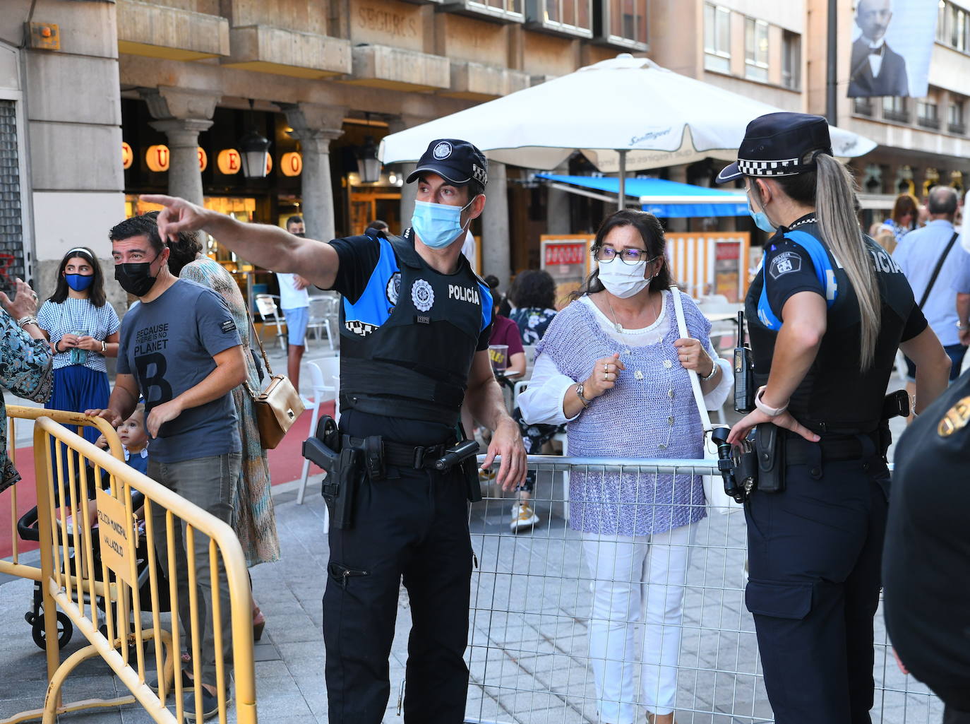 Fotos: Controles de accesos a la Plaza Mayor de Valladolid a propósito del pregón de Fiestas