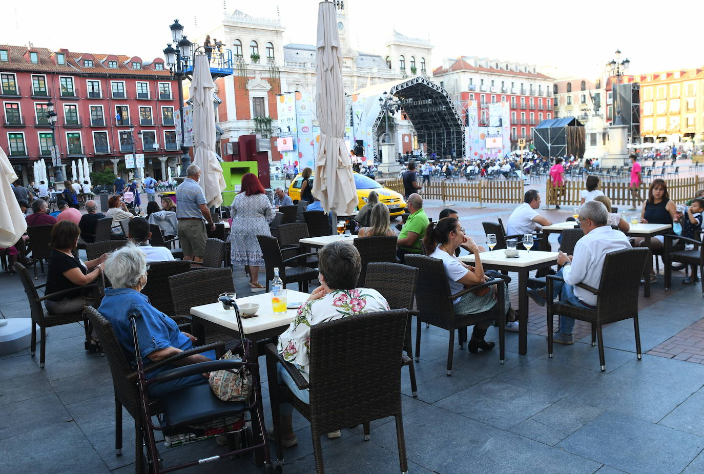 Fotos: Controles de accesos a la Plaza Mayor de Valladolid a propósito del pregón de Fiestas