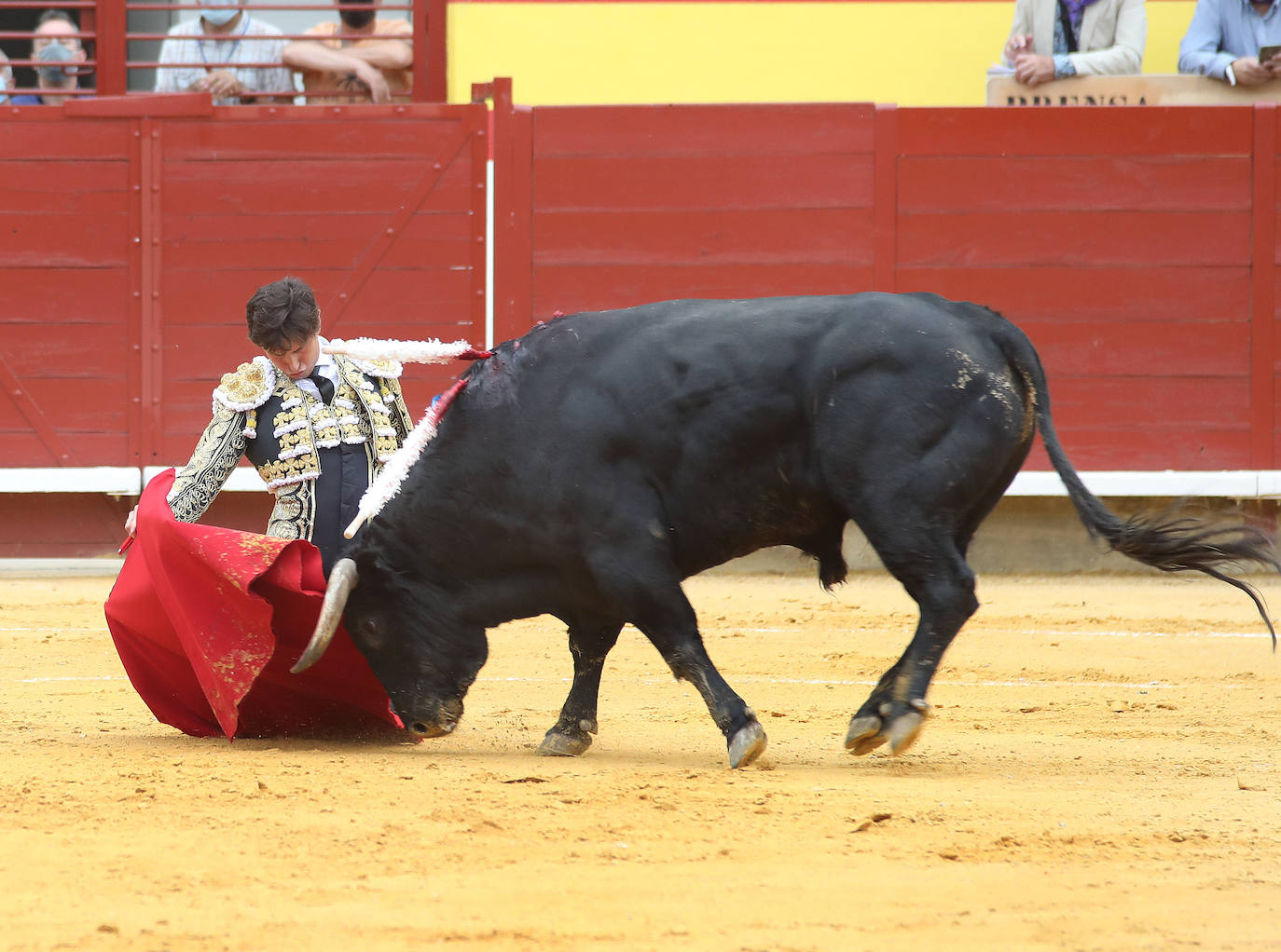 Los toros de Zalduendo estuvieron muy por debajo de los toreros en el festejo que abría el ciclo de San Antolín