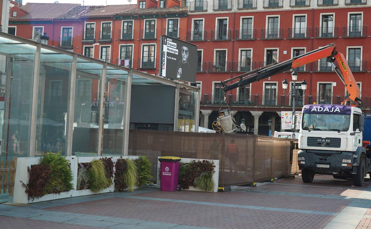 Operarios introducen material de obra en la zona del ascensor. 