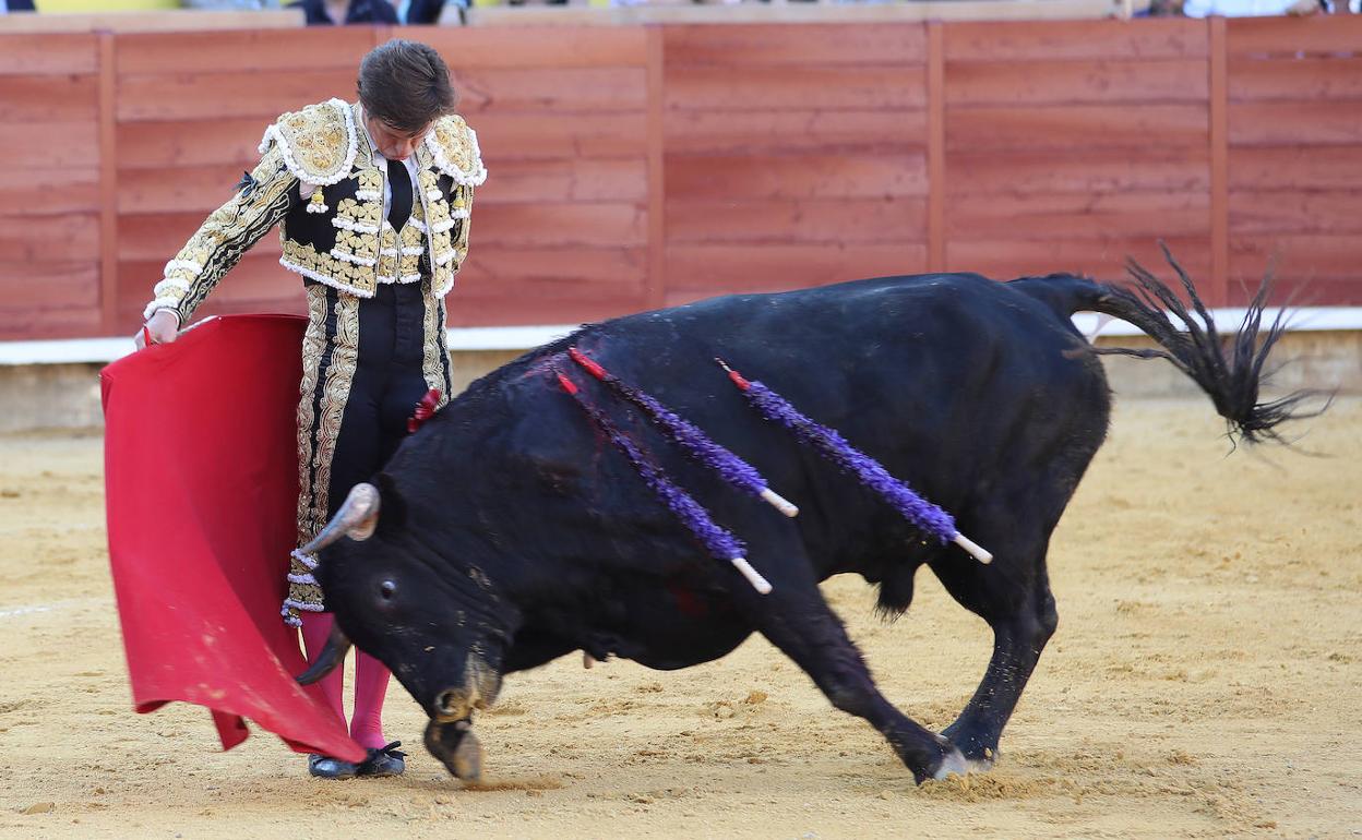 El Juli cierra con unas manoletinas su primera faena.