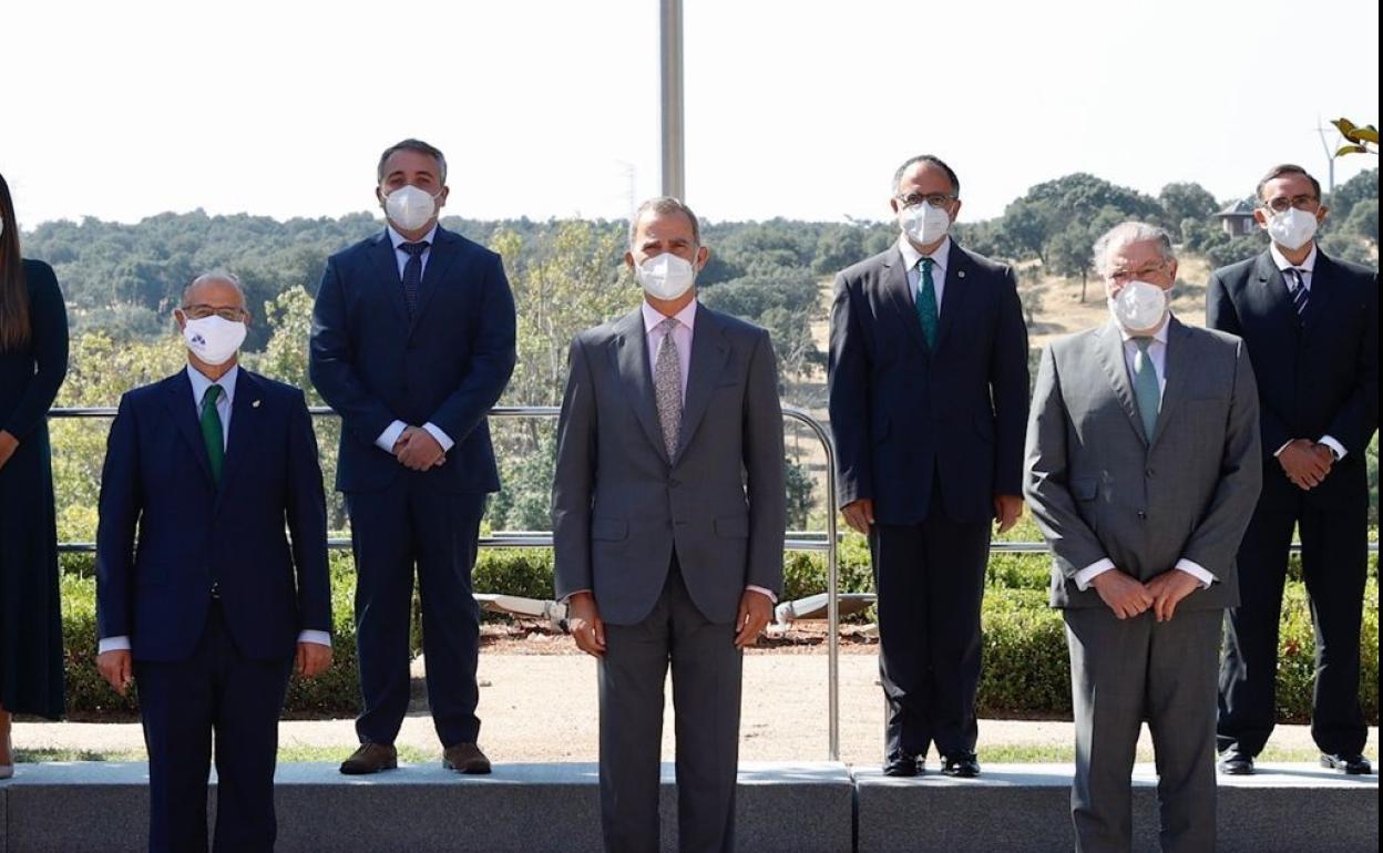 El presidente de las Cortes y de la Fundación de Castilla y León, Luis Fuentes Rodríguez, junto con los miembros del Comité Científico y Técnico del V Centenario del Movimiento Comunero, durante la recepción oficial con el rey Felipe VI.