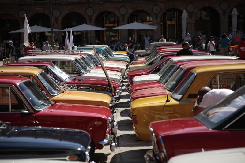 Los coches, en la Plaza Mayor.
