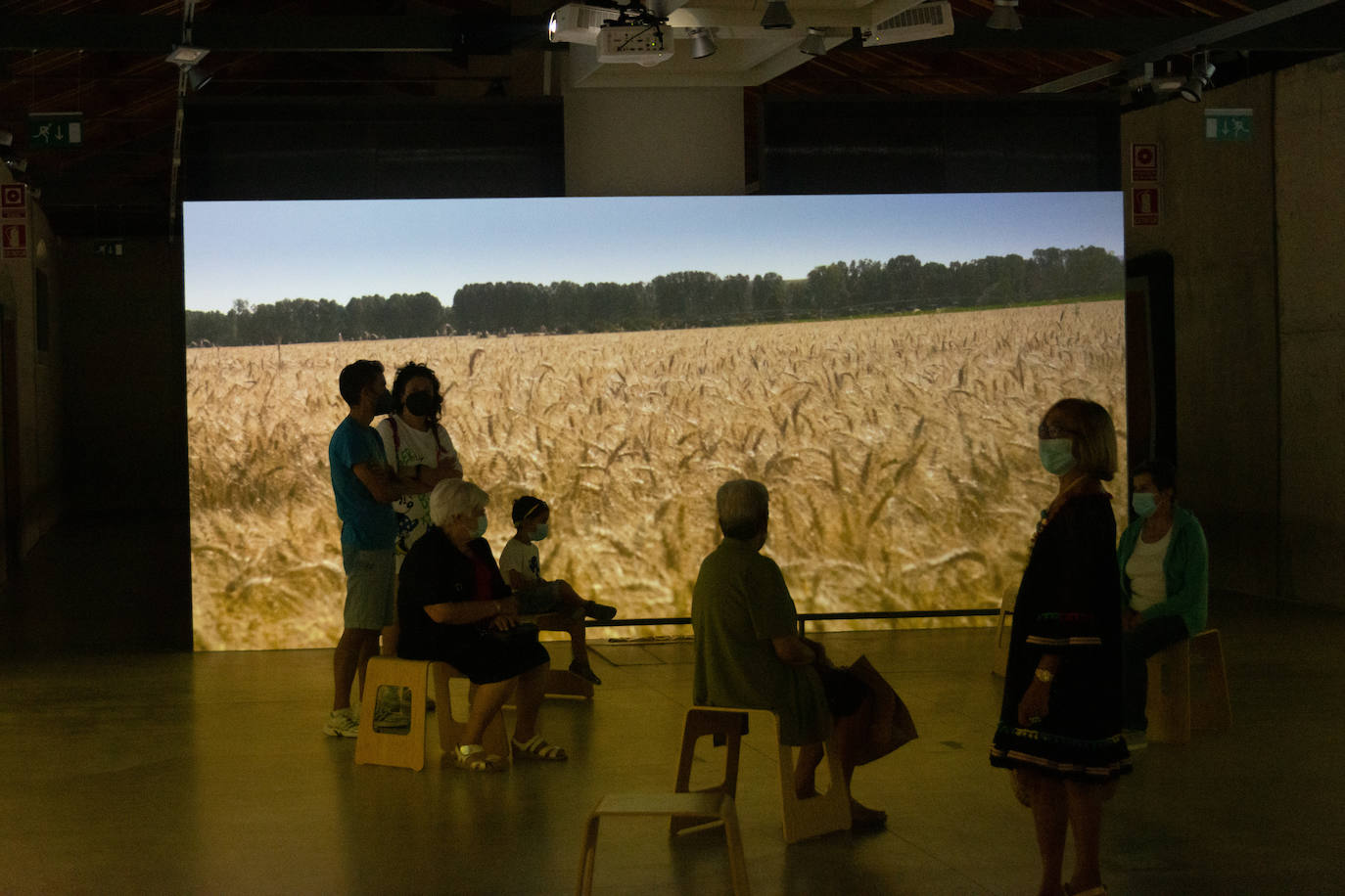 El recorrido está dividido en cuatro partes en las que se proyecta tanto la historia del propio Canal de Castilla, con su nacimiento de mano del Rey Felipe VI y el Marqués de la Ensenada, hasta la flora y fauna característica de esta obra hidráulica.