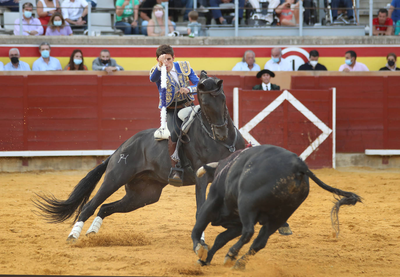 Guillermo Hermoso de Mendoza coloca a dos manos en Palencia.