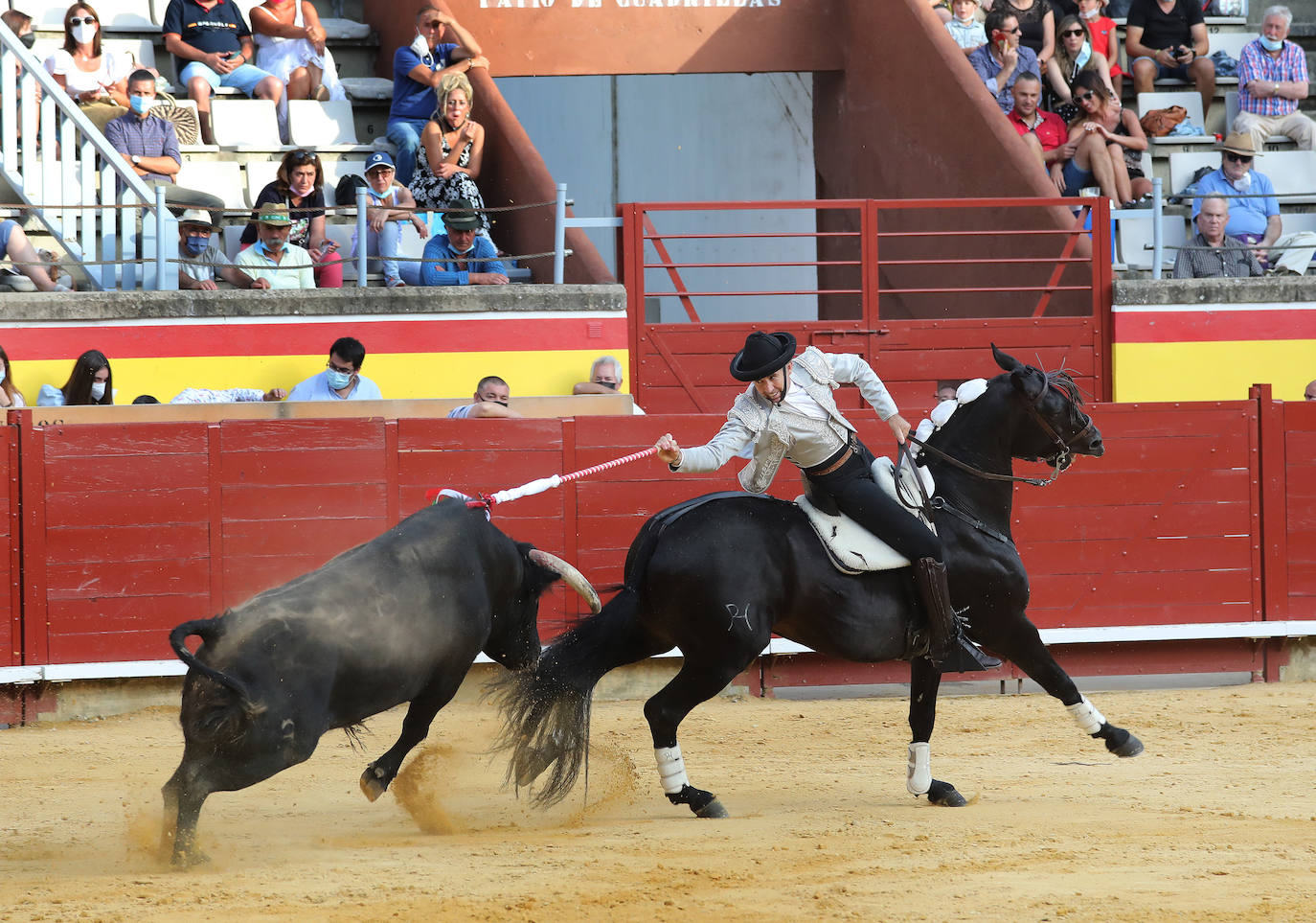 Guillermo Hermoso de Mendoza coloca a dos manos en Palencia.