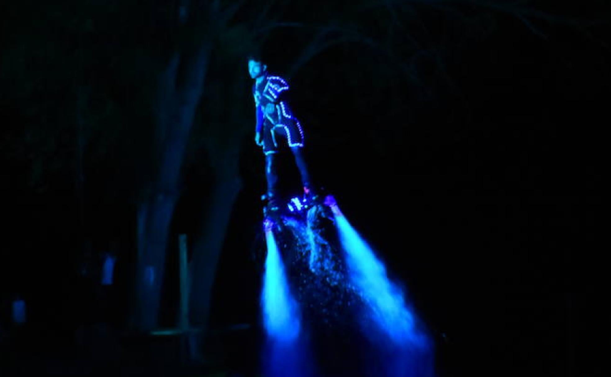 Una de las actuaciones del espectáculo 'Aqua', este viernes en la Dársena.