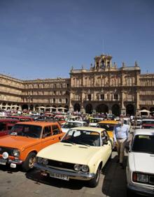 Imagen secundaria 2 - Los míticos SEAT 1430, 124 y 124 Sport toman la Plaza Mayor de Salamanca