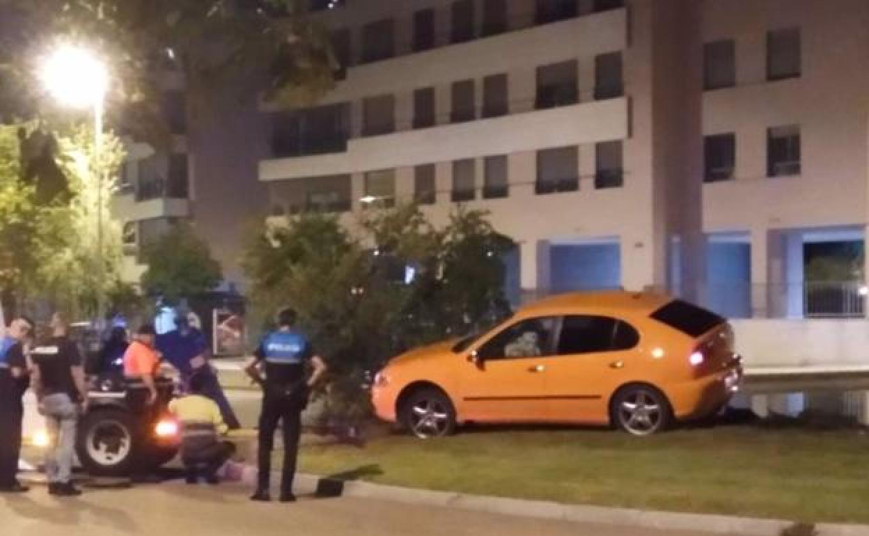 Detenidos tras huir de la Policía y dejar su coche abandonado en una rotonda en Valladolid