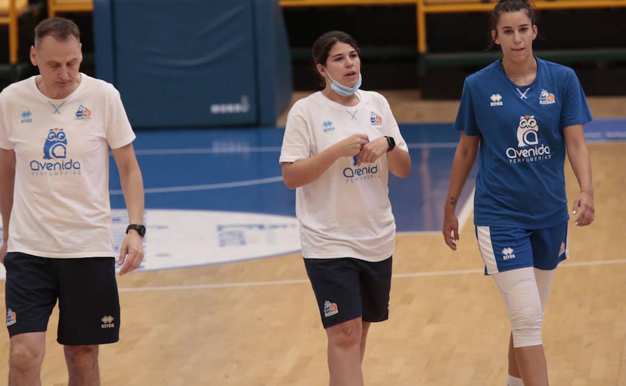 Mia Masic, a la derecha, junto a Raquel Romo y Roberto Íñiguez. 