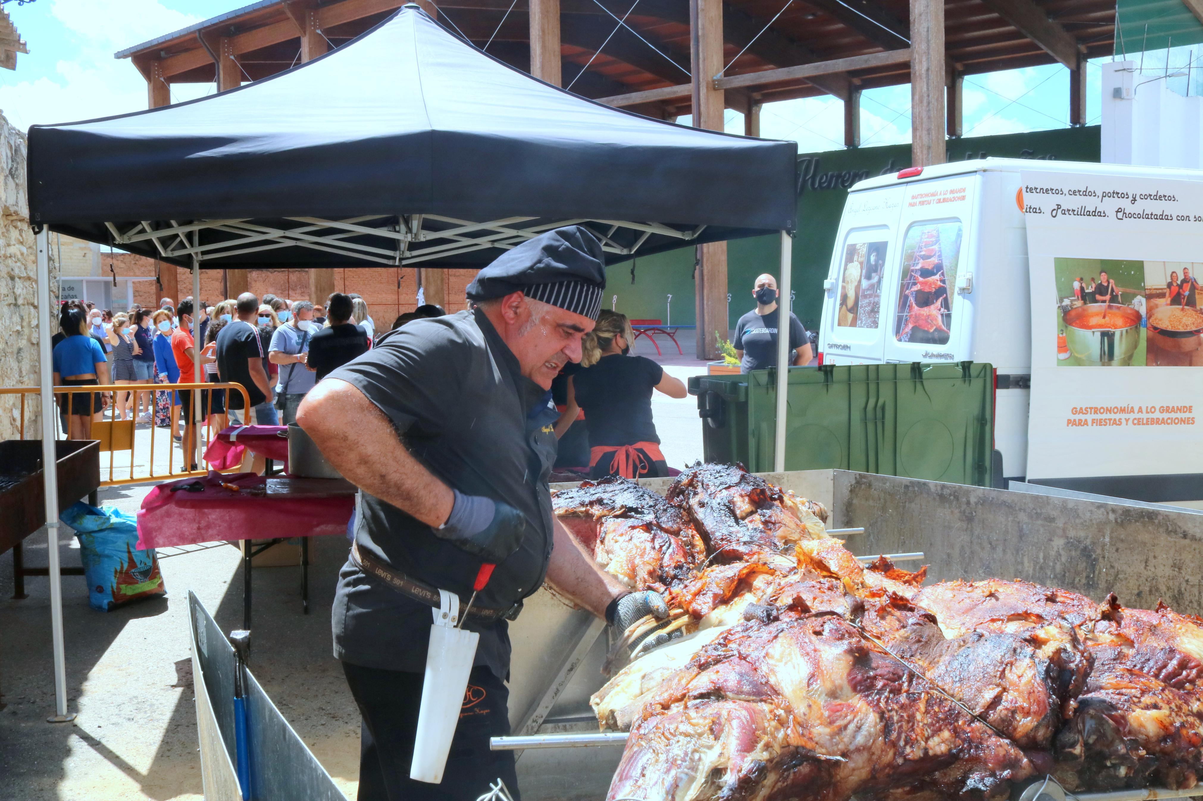 La localidad cerrateña disfrutó de una ternera asada para todo el pueblo