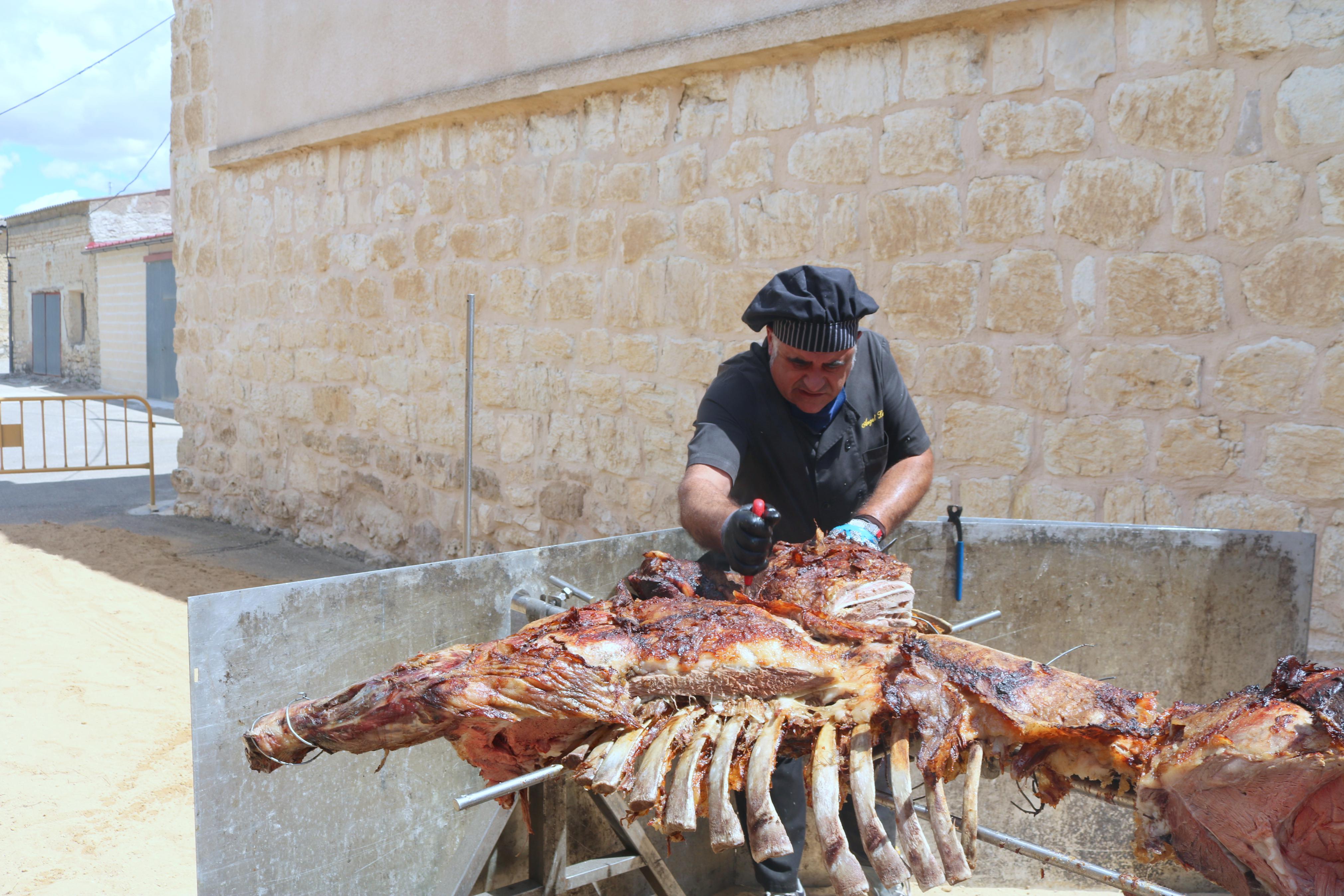 La localidad cerrateña disfrutó de una ternera asada para todo el pueblo