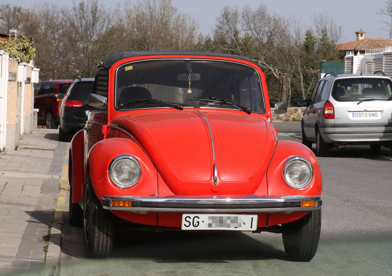 Un coche con más de veinte años, en una calle de Segovia.