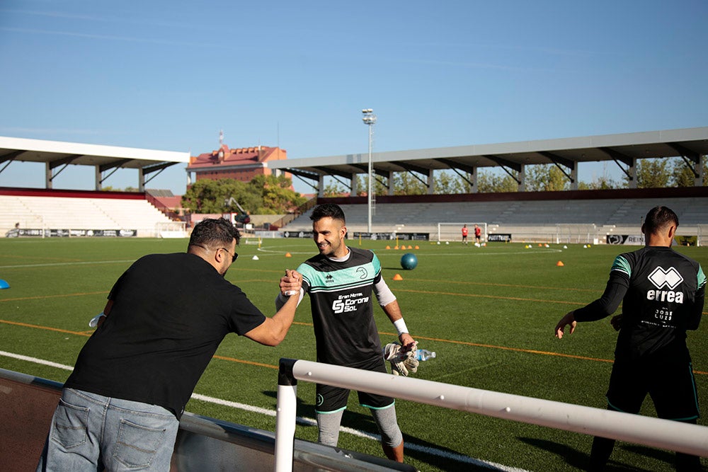 Los jugadores entrenan a las órdenes de Dani Mori mientras los voluntarios del club preparan las gradas del Reina Sofía