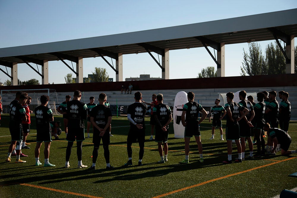 Los jugadores entrenan a las órdenes de Dani Mori mientras los voluntarios del club preparan las gradas del Reina Sofía