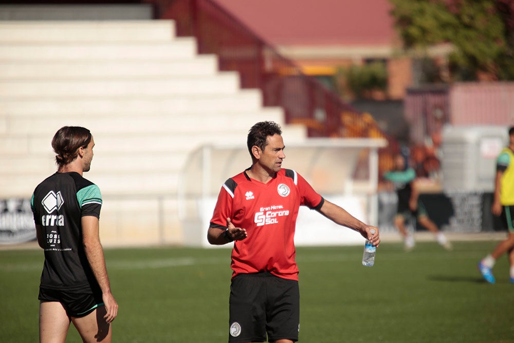 Los jugadores entrenan a las órdenes de Dani Mori mientras los voluntarios del club preparan las gradas del Reina Sofía