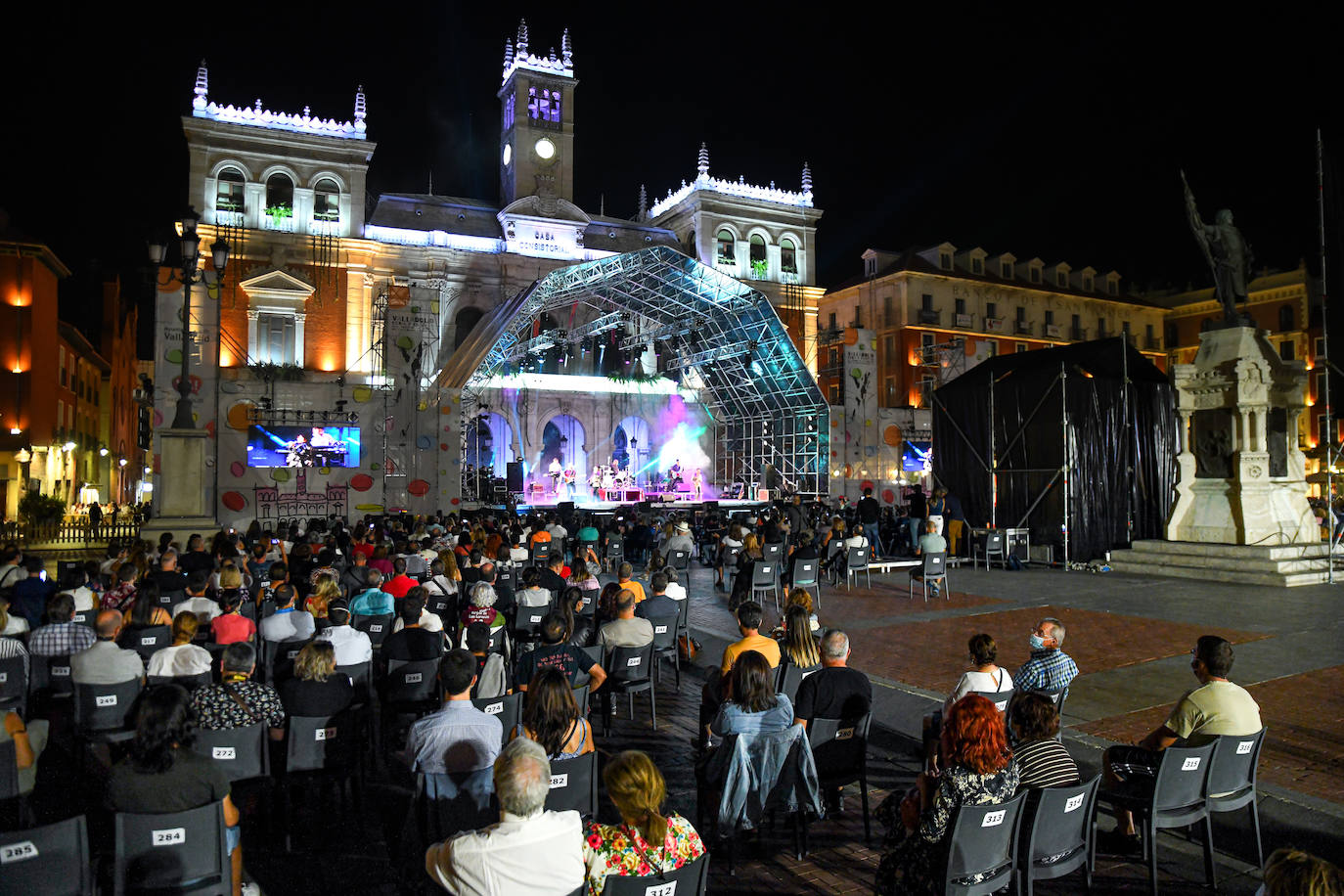 Fotos: Concierto de la Orquesta Mondragón el la Plaza Mayor de Valladolid