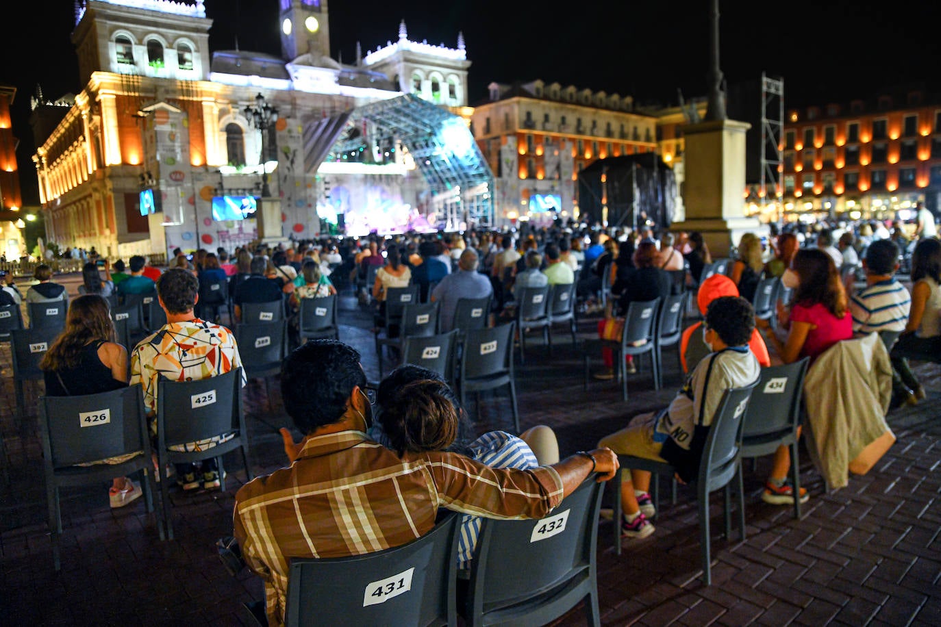 Fotos: Concierto de la Orquesta Mondragón el la Plaza Mayor de Valladolid