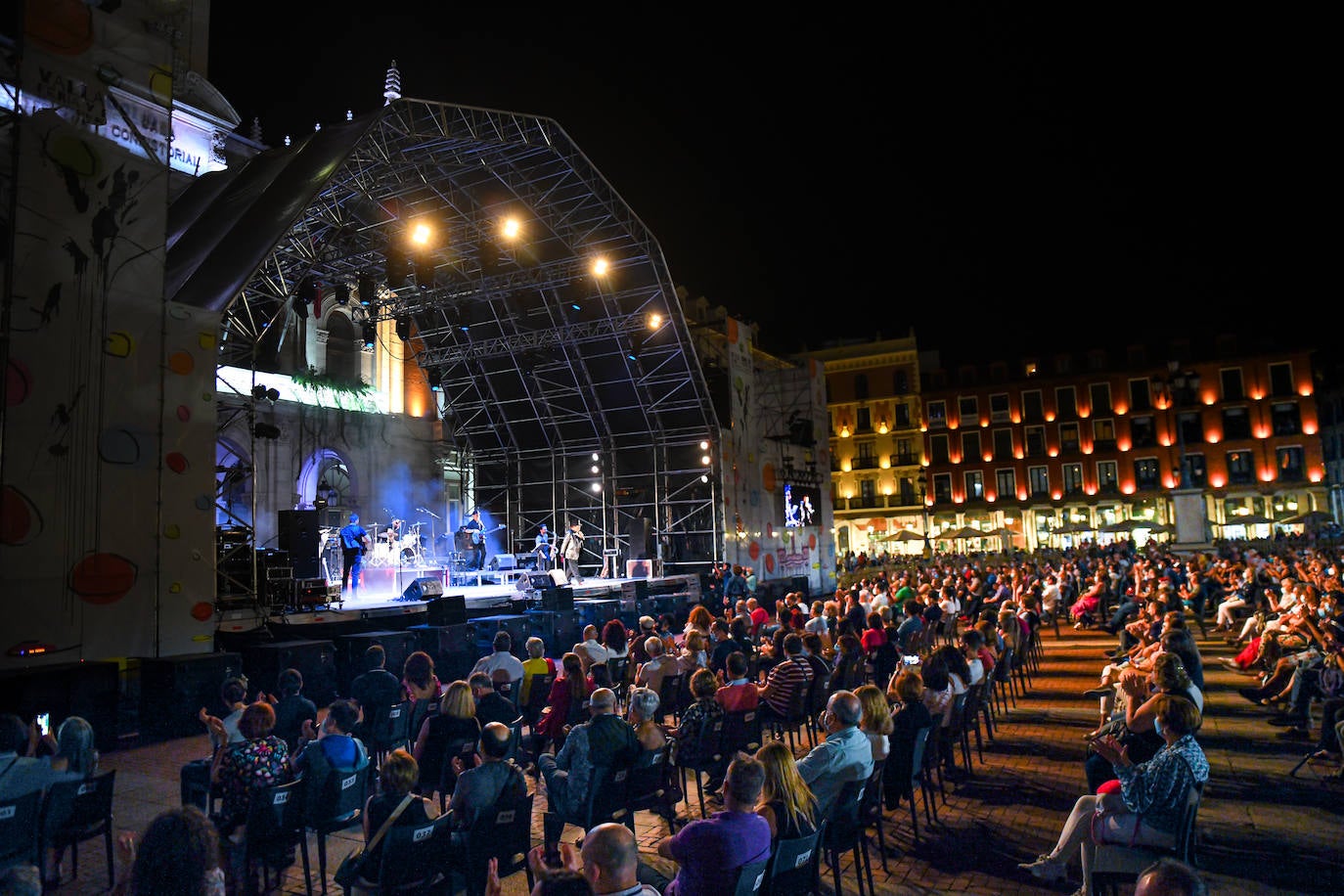 Fotos: Concierto de la Orquesta Mondragón el la Plaza Mayor de Valladolid