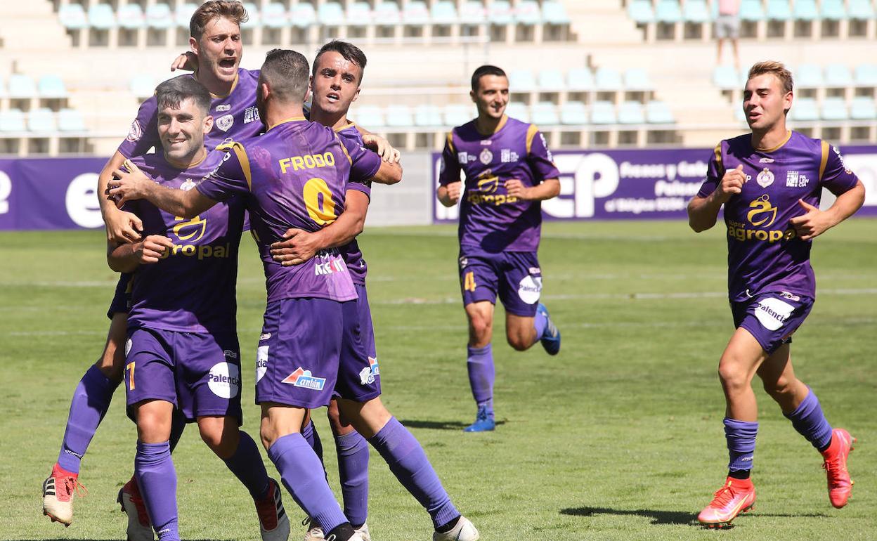 Los jugadores se abrazan a Sualdea tras el gol del empate. 