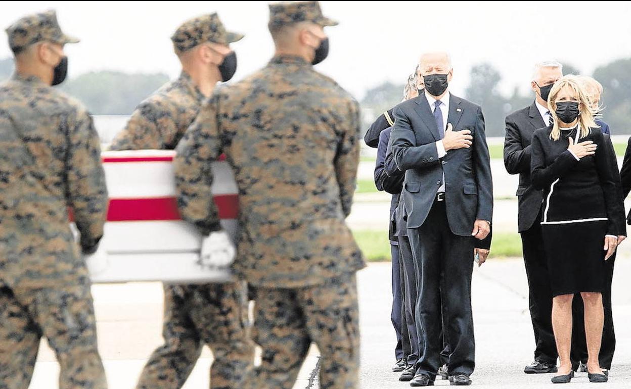 Joe Biden recibe con honores a uno de los soldados de EE UU fallecidos en el atentado de Kabul.