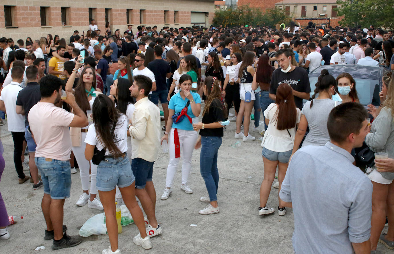 Cientos de jóvenes, esta tarde, en Carbonero el Mayor. 