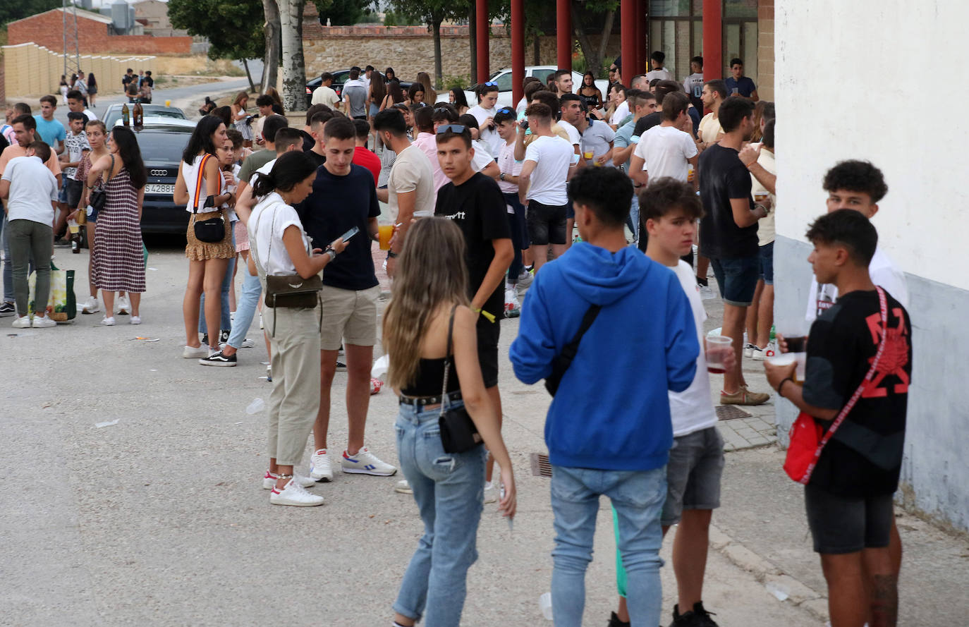 Cientos de jóvenes, esta tarde, en Carbonero el Mayor. 