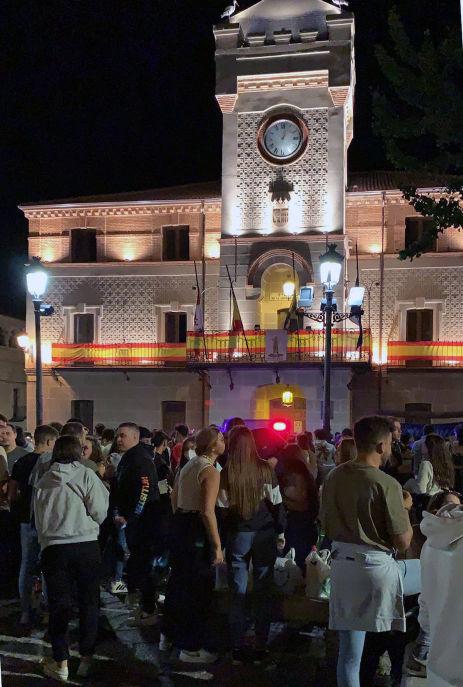 Botellón en la Plaza Mayor de Carbonero el Mayor la noche del sábado.