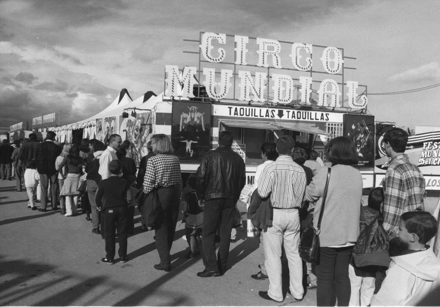 1997. Colas en las entrada del Circo Mundial, en el Real de la Feria.