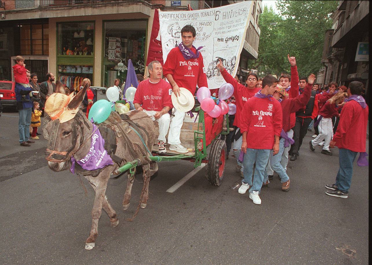 1999. Grupos de peñistas durante las fiestas.