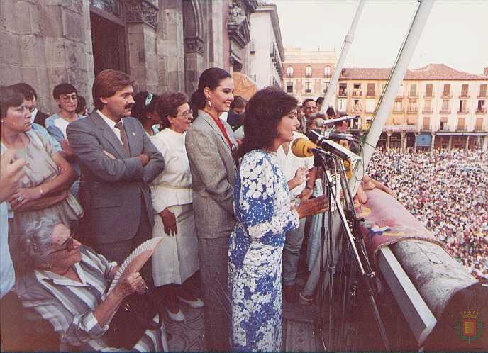 1985. Concha Velasco y Rosa Chacel en el pregón de las fiestas.