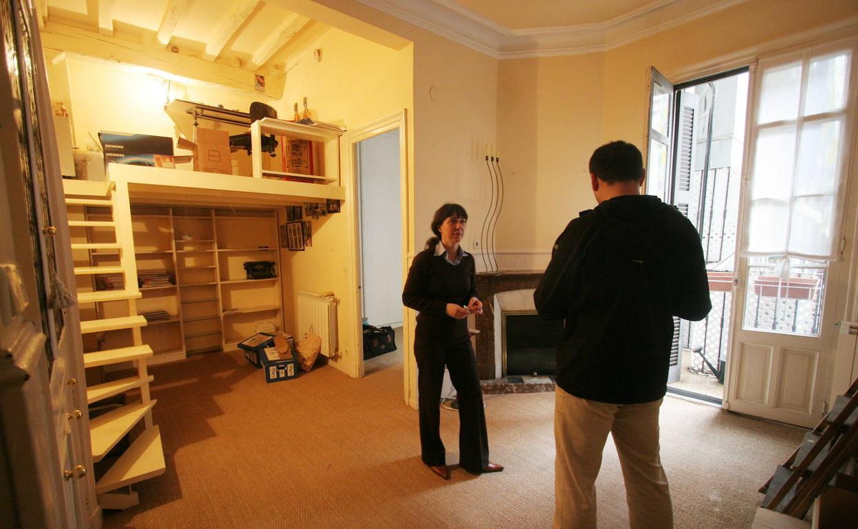 Una persona busca piso de alquiler.