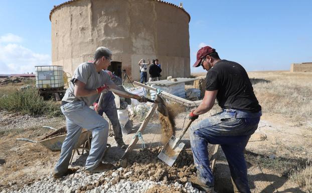 Trabajos de restauración de un palomar en Villamartín.