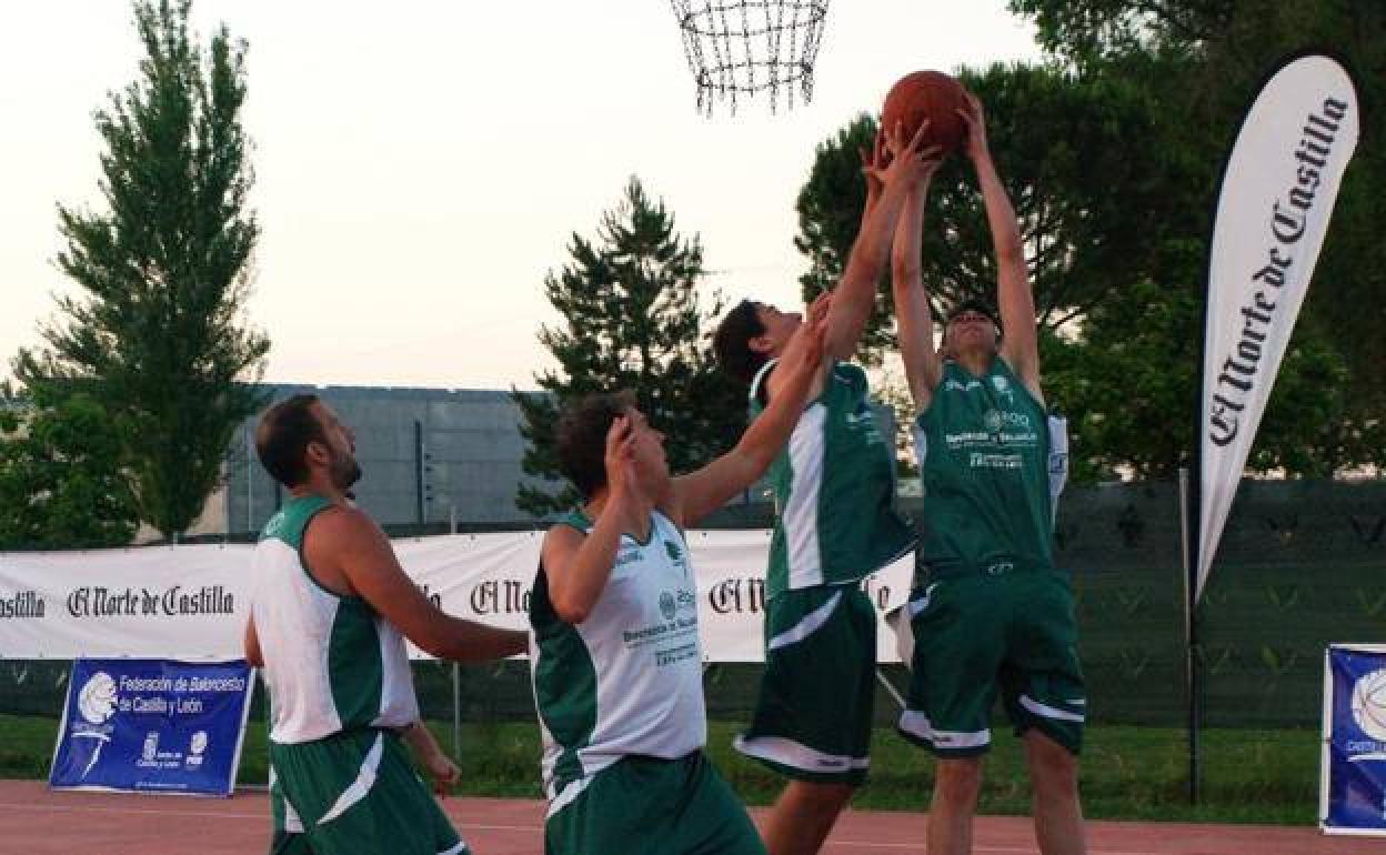 Uno de los partidos del torneo regional disputados en la plaza mayor de Íscar 