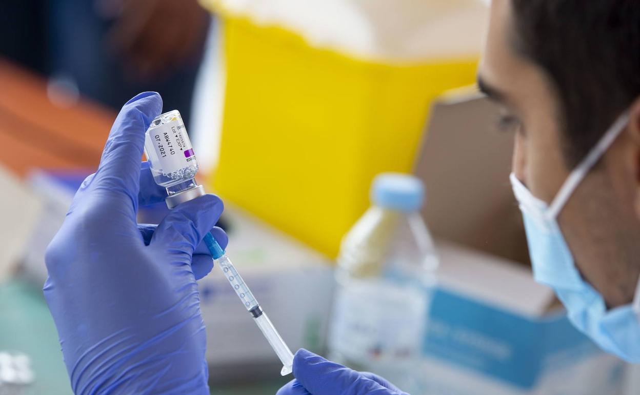 Un sanitario prepara una dosis de vacuna contra el coronavirus. 