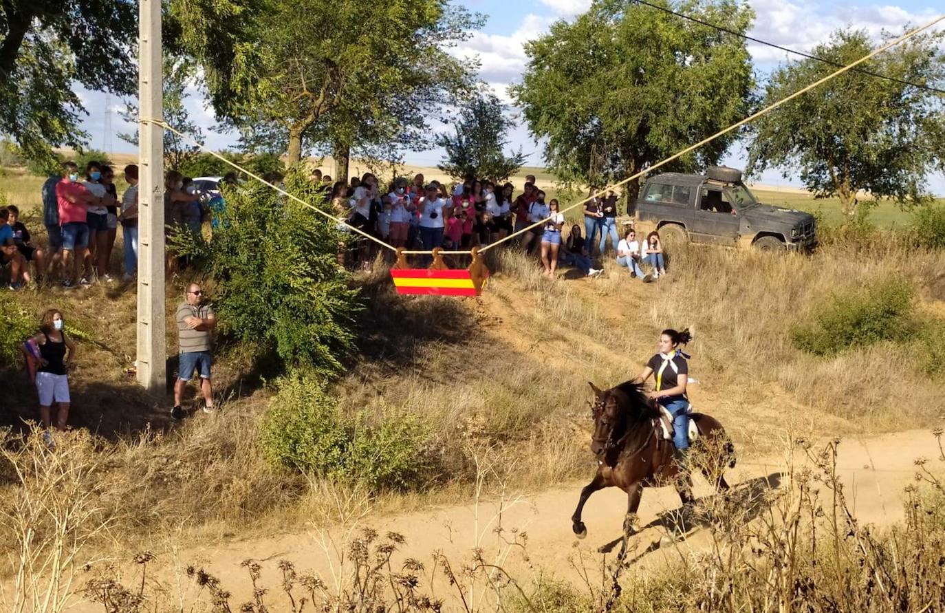 Los quintos de Villafrechós celebran su tradicional carrera de cintas