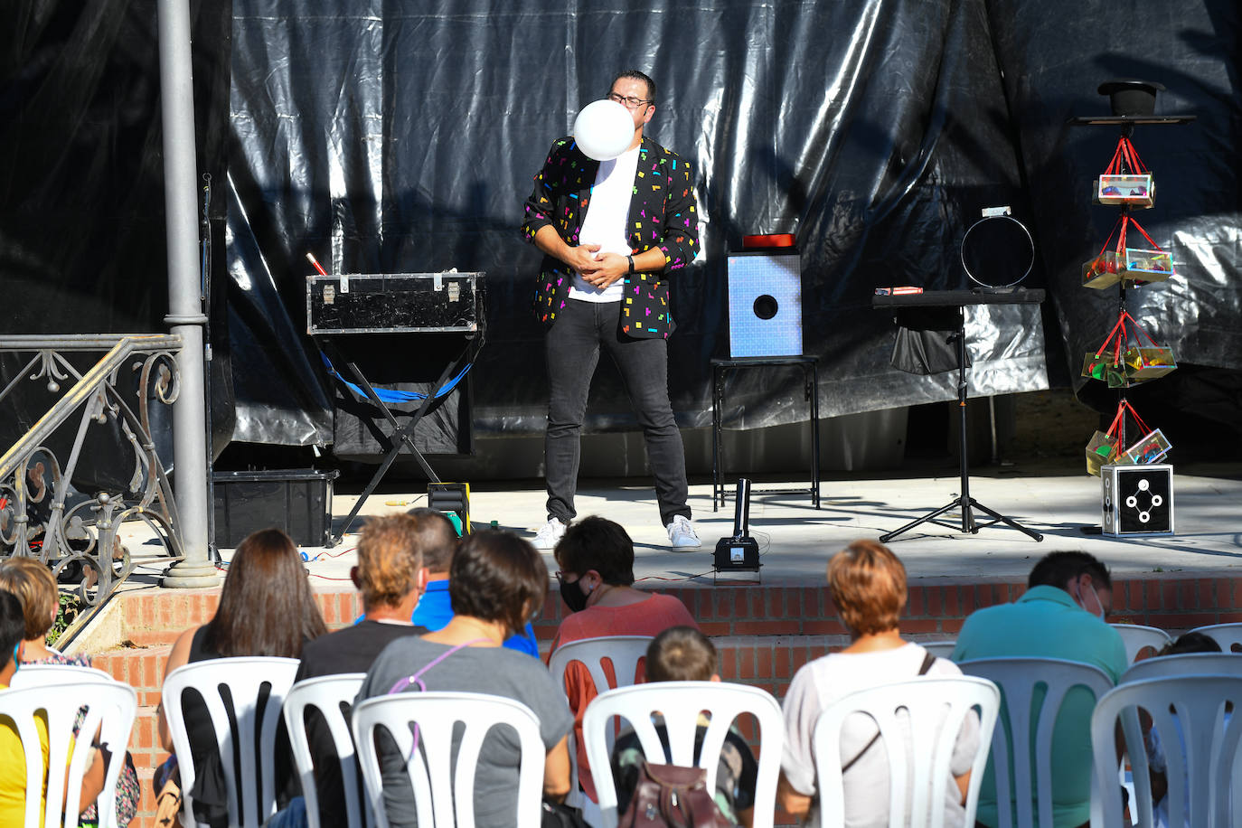 Fotos: Magia en la plaza de Poniente con O Mago Paco