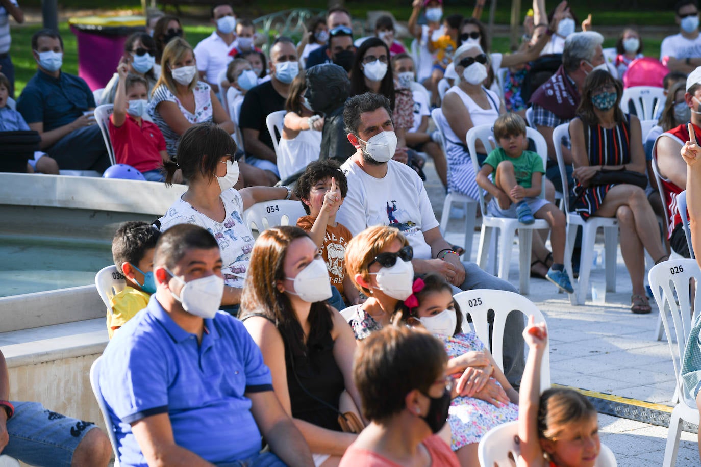 Fotos: Magia en la plaza de Poniente con O Mago Paco