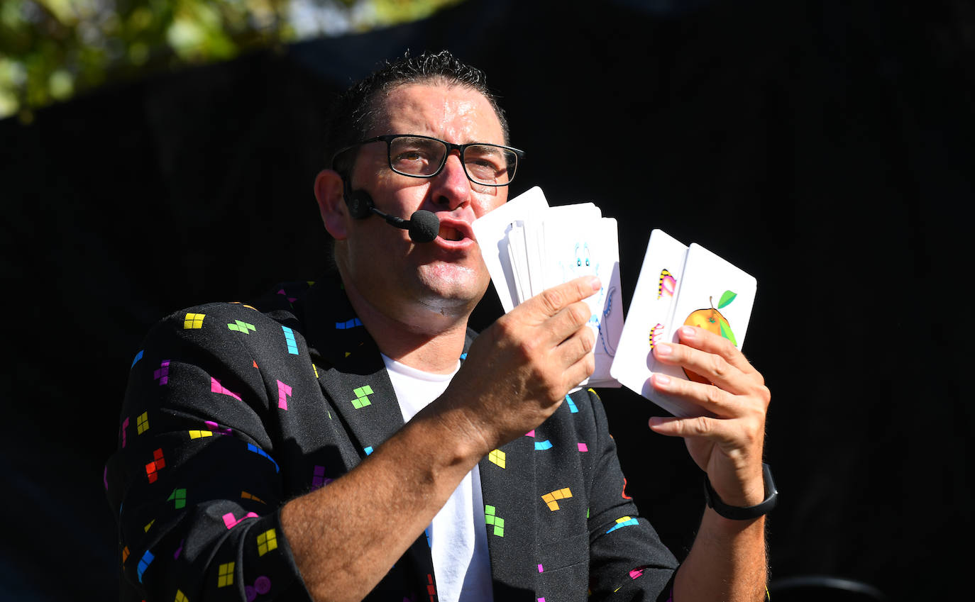 Fotos: Magia en la plaza de Poniente con O Mago Paco