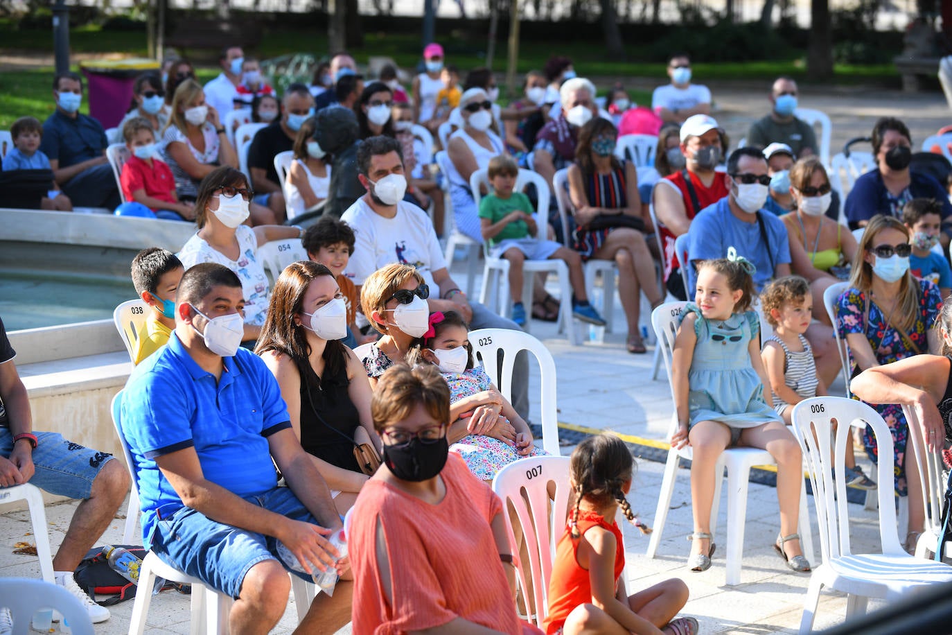 Fotos: Magia en la plaza de Poniente con O Mago Paco